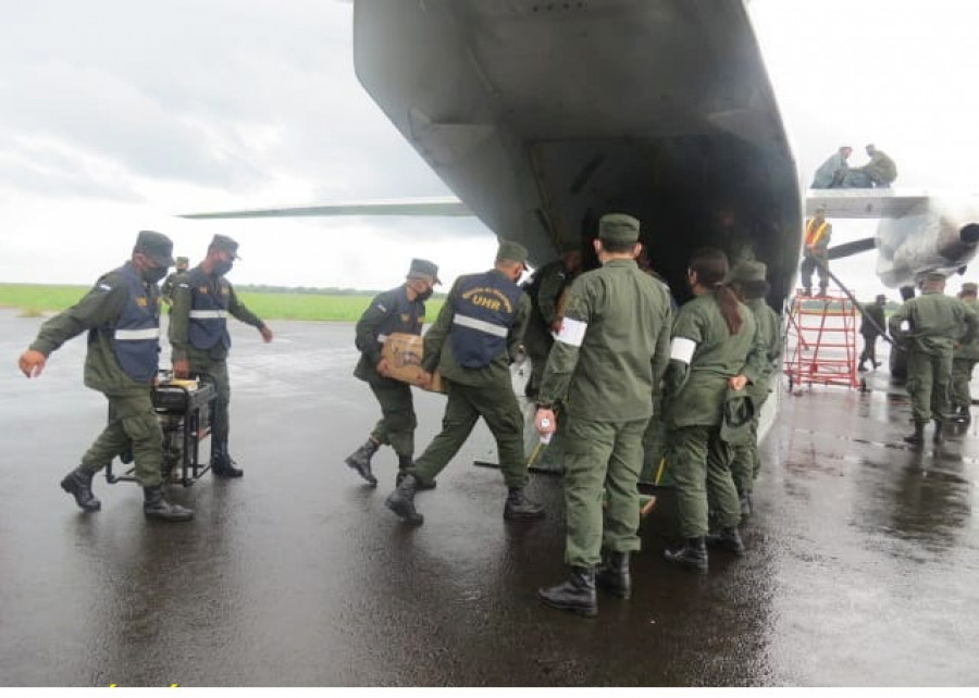 Militares cargan equipos en un avión que los transportará a las zonas afectadas. Foto: Ejército de Nicaragua