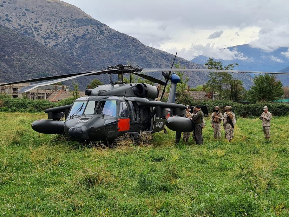 Uno de los Sikorsky MH-60M Black Hawk desplegados por la emergencia. Foto: FACh