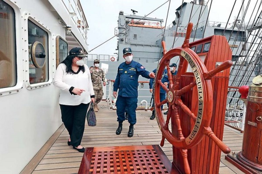 La minisitra Esparch a bordo del buque escuela a vela BAP Unión. Foto: Diario Oficial El Peruano