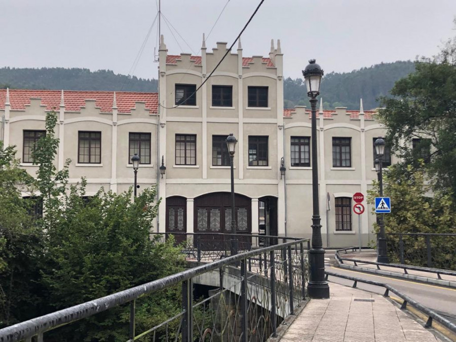 Fachada de la fábrica de armas de Trubia en Asturias