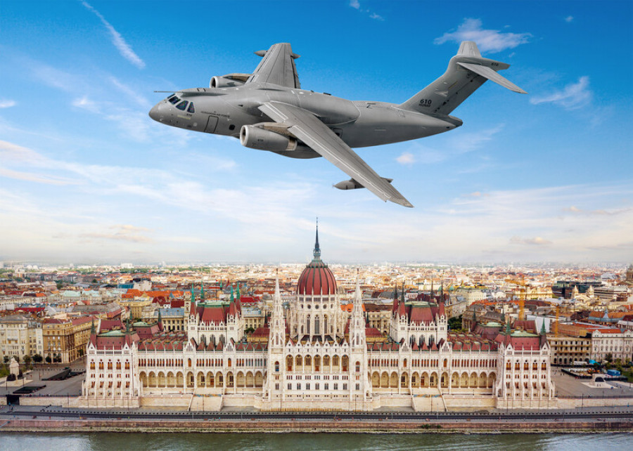 KC390 nas cores da Força Aérea Húngara sobrevoa a capital, Budapeste. arte: Embraer
