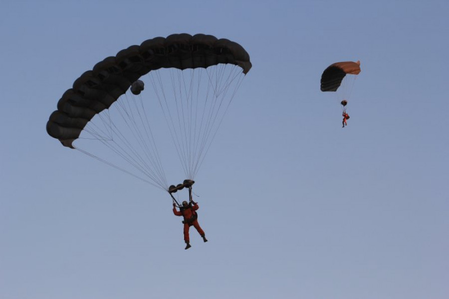 El curso incluyó saltos diurnos y nocturnos en diferentes modalidades y altura, con y sin carga. Foto: Armada de Chile