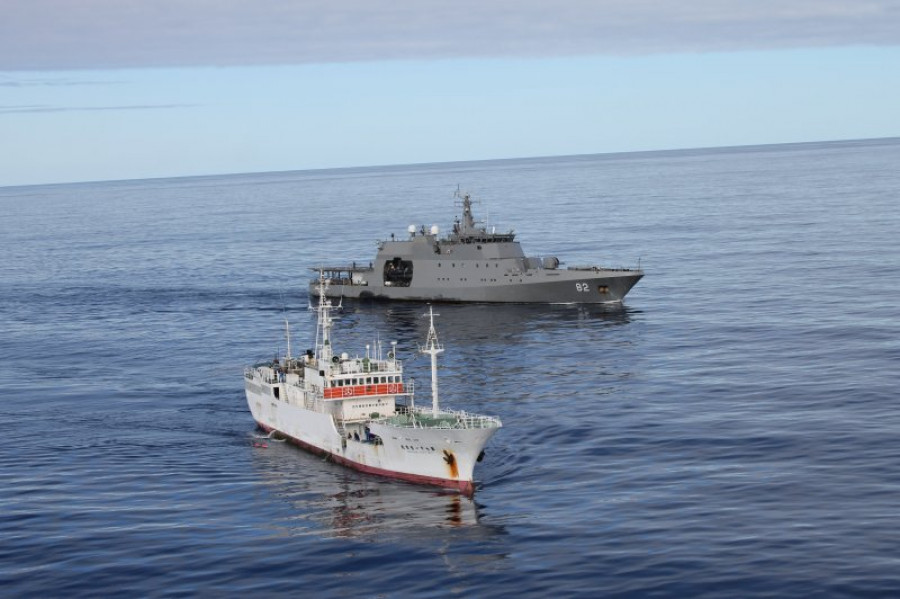La institución debe fiscalizar y monitorear un territorio marítimo de más de 26 millones de kms 2. Foto: Armada de Chile