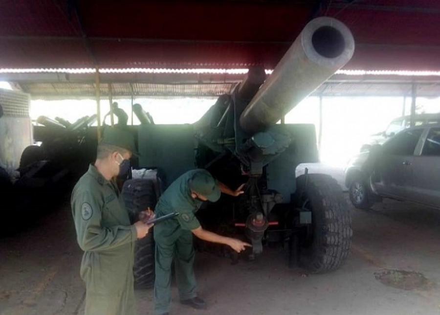 Inspección de un obús M114A1 de 15523 mm. Foto: Ejercito de Venezuela