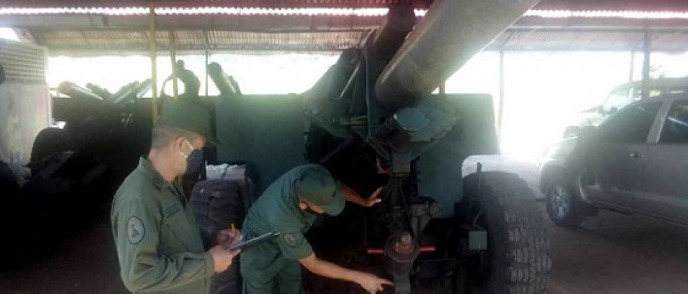 Inspección de un obús M114A1 de 15523 mm. Foto: Ejercito de Venezuela