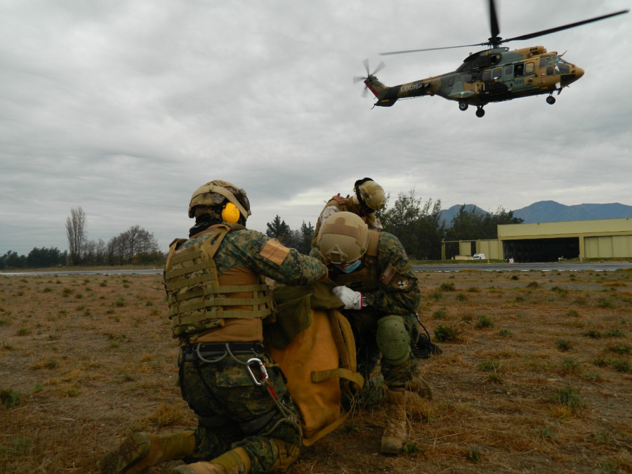 El curso tuvo una parte teórica teórica en aula y otra práctica en la que se emplearon simuladores y aeronaves. Foto: Ejército de Chile