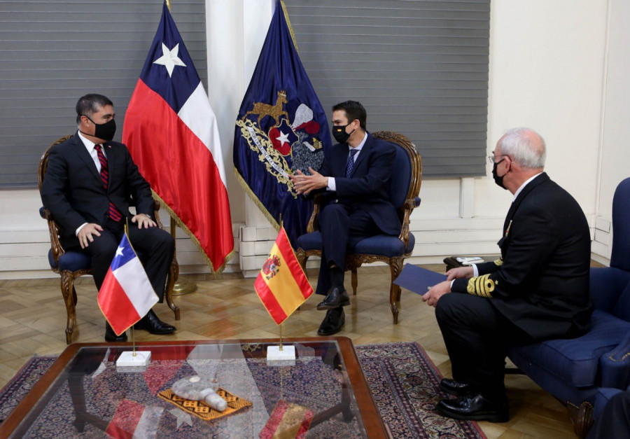 El ministro de Defensa de Chile, Mario Desbordes, junto al embajador de España, Enrique Ojeda. Foto: Ministerio de Defensa