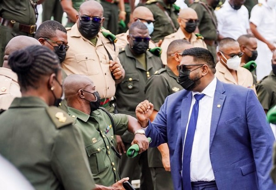 El presidente Ali saludando al cuerpo de oficiales de la Fuerza de Defensa. Foto: DPI