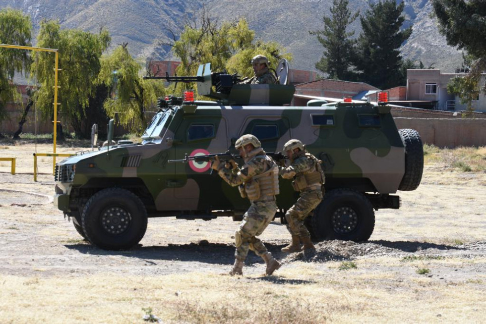 Personal del Ejército de Bolivia en un ejercicio junto a un Shaanxi Baoji 4x4 Tiger: Foto: Ejército de Bolivia