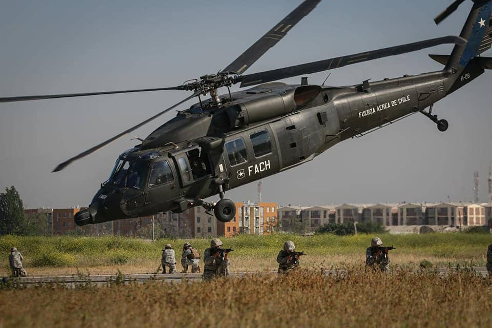 Algunos de los oficiales serán destinados al Grupo de Aviación N° 9 donde operan los Black Hawk. Foto: FACh