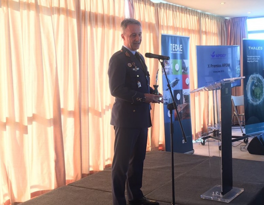 General Juan Ángel Treceño recoge un premio de la Asociación de Periodistas de Defensa. Foto: Apdef