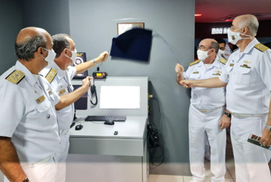 O comandante da Marinha e demais almirantes descerram placa alusiva a inauguração.