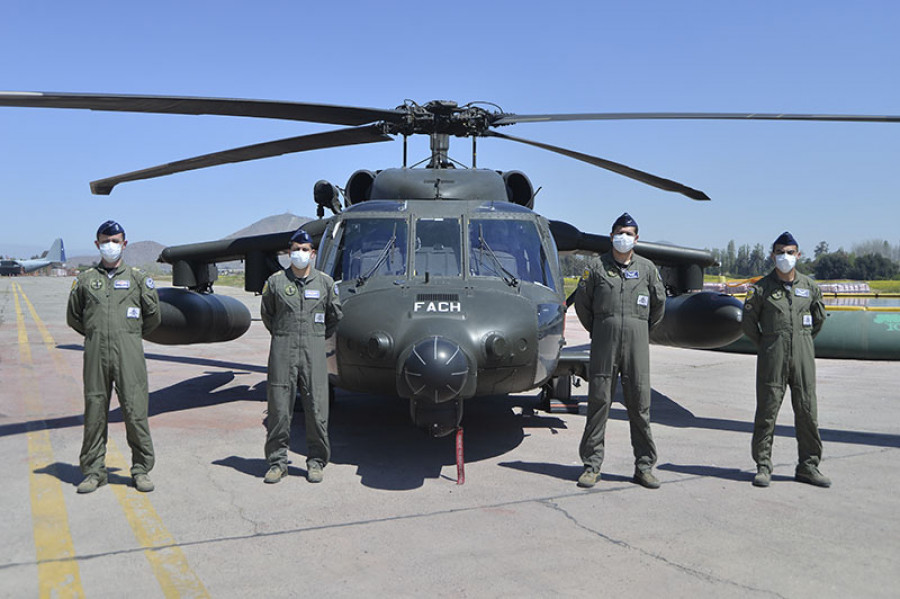 El Sikorsky MH-60M Black Hawk de la FACh se empleará para el traslado de brigadistas. Foto: FACh