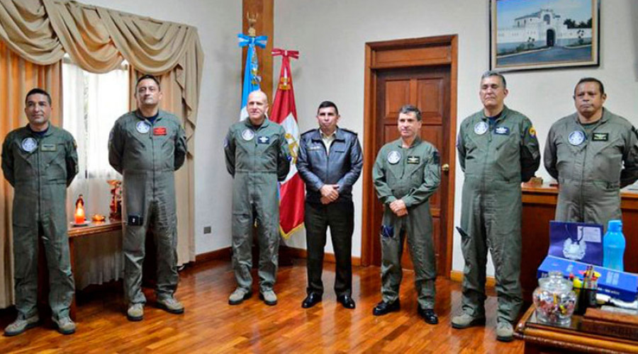 Los titulares del Estado Mayor de Guatemala y de la Fuerza Aérea Colombiana. Foto: Defensa de Guatemala