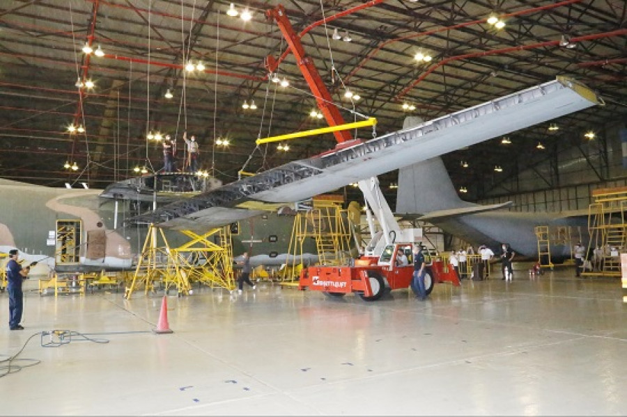 Desmontaje de ala del avión Hercules argentino. Foto: Fadea