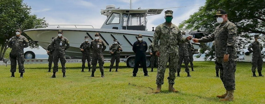Entrega de la embarcación a la Fuerza Naval de El Salvador. Foto: Embajada de los EEUU en El Salvador.