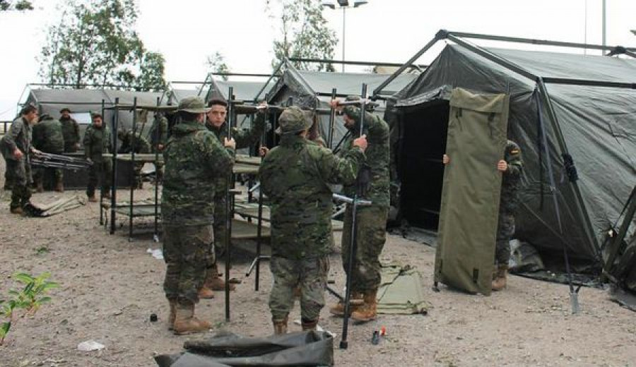 Personal del Ejército instala tiendas de campamento. Foto: Ejército de Tierra