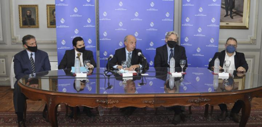 El ministro Javier Garcia en la firma del convenio Foto: Ministerio de Defensa de Uruguay