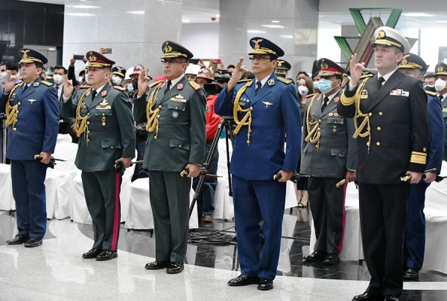 Los nuevos integrantes de la cúpula militar prestando juramento. Foto: Agencia Boliviana de Información