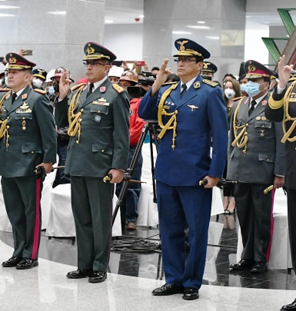 Los nuevos integrantes de la cúpula militar prestando juramento. Foto: Agencia Boliviana de Información