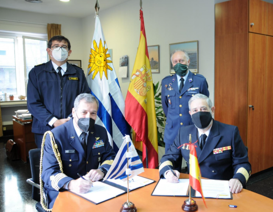 Firma del acuerdo entre España y Uruguay. Foto: Ministerio de Defensa