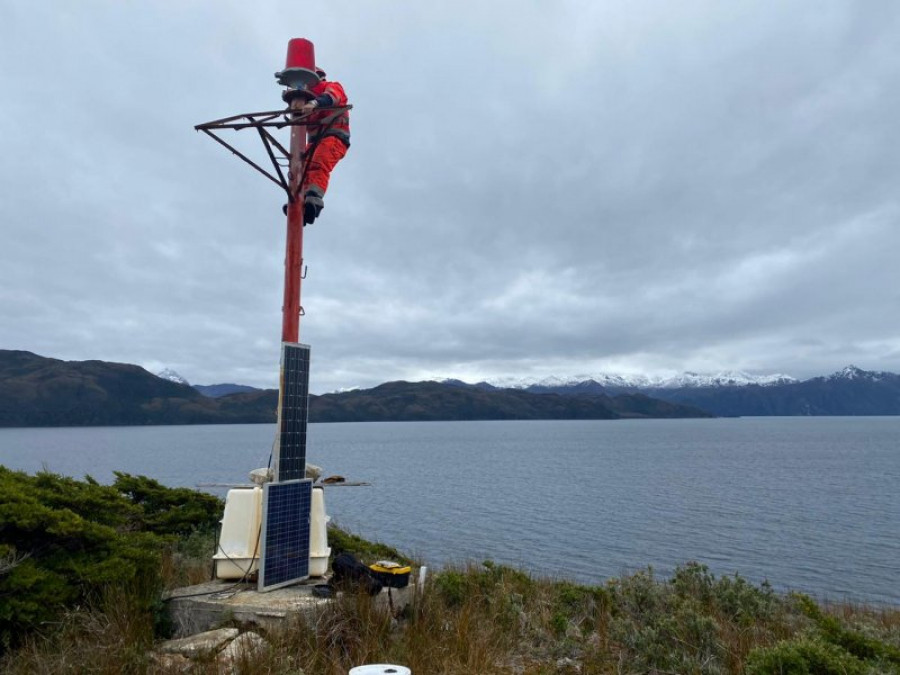 La institución renovará el 80 de los dispositivos de señalización marítima en un plazo de 10 años. Foto: Armada de Chile