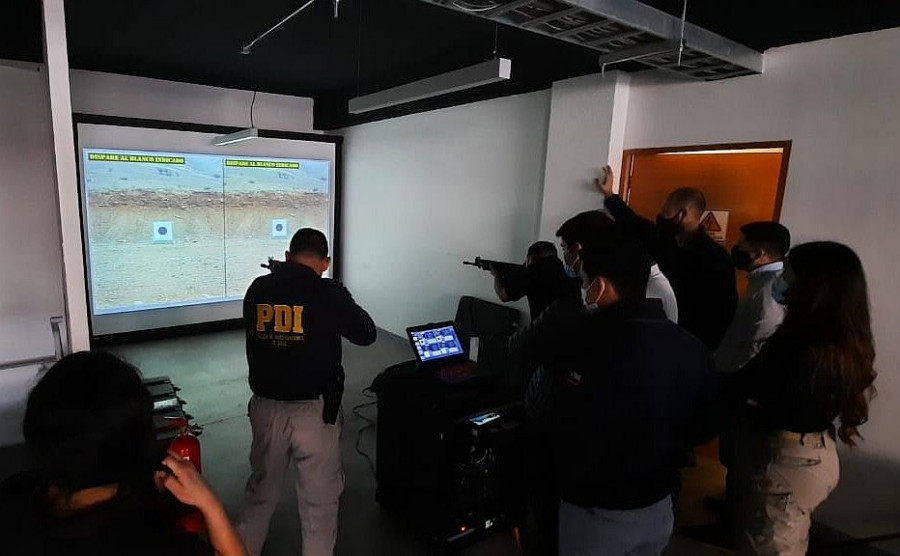 Funcionarios de la PDI en una práctica de tiro básico en el PTV. Foto: Famae