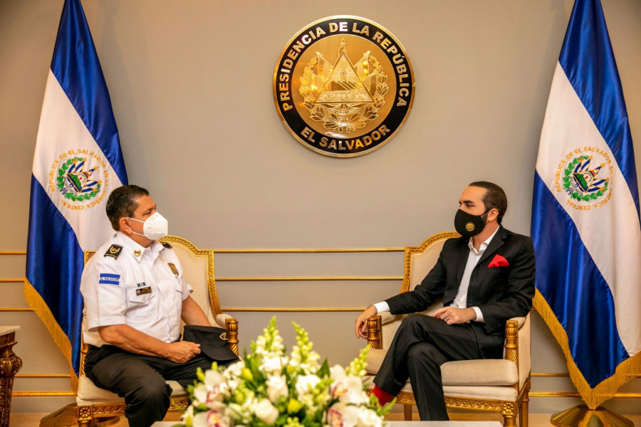 El presidente Bukele reunido con el comisionado Arriaza. Foto: Presidencia de El Salvador