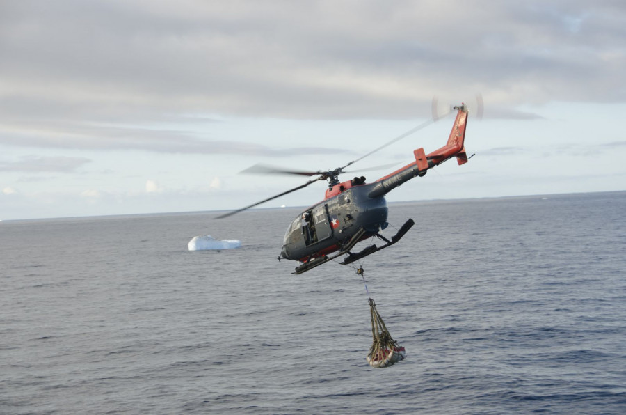 El Bo-105 trasladando carga en una de las Comisiones Antárticas Foto: Armada de Chile