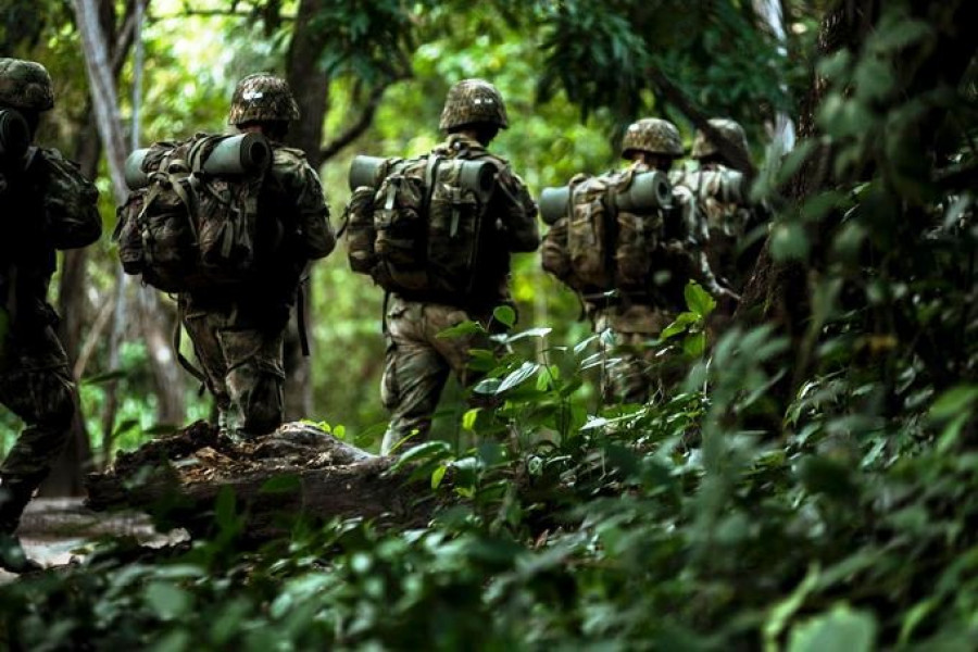 Patrulla del Ejército y menores rescatados. Foto Ejército Colombiano
