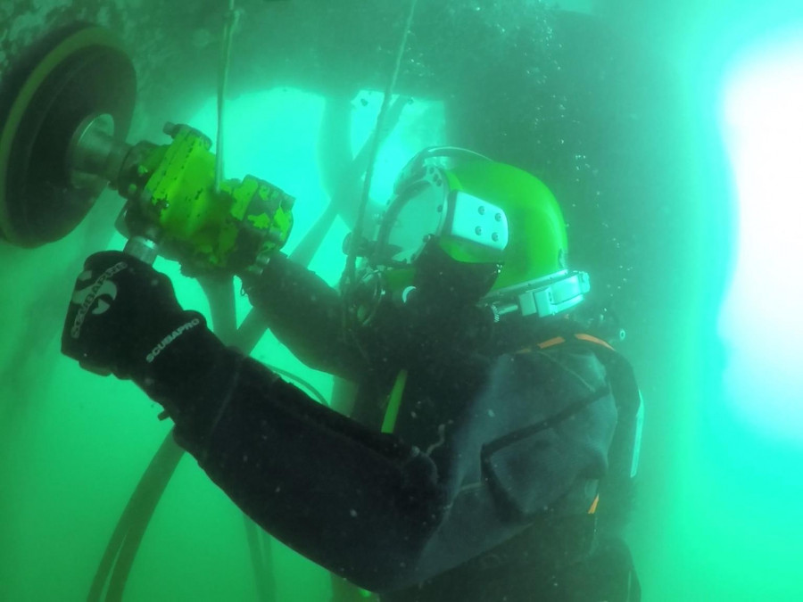 Buzo actúa con el nuevo equipo sobre una hélice. Foto: Armada española