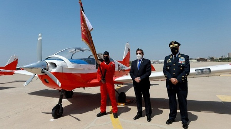 El ministro Jorge Chávez con el comandante general Rodolfo García, delante de un Zlin Z-242L. Foto: Ministerio de Defensa del Perú