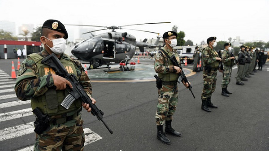 En primer plano, policías en uniforme camuflado. Foto: Ministerio del Interior del Perú