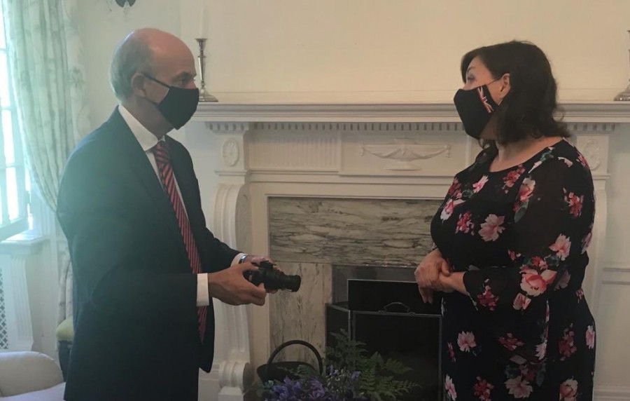 El ministro García y la embajadora O'Connor durante la entrega de los visores. Foto: Embajada Británica en Uruguay
