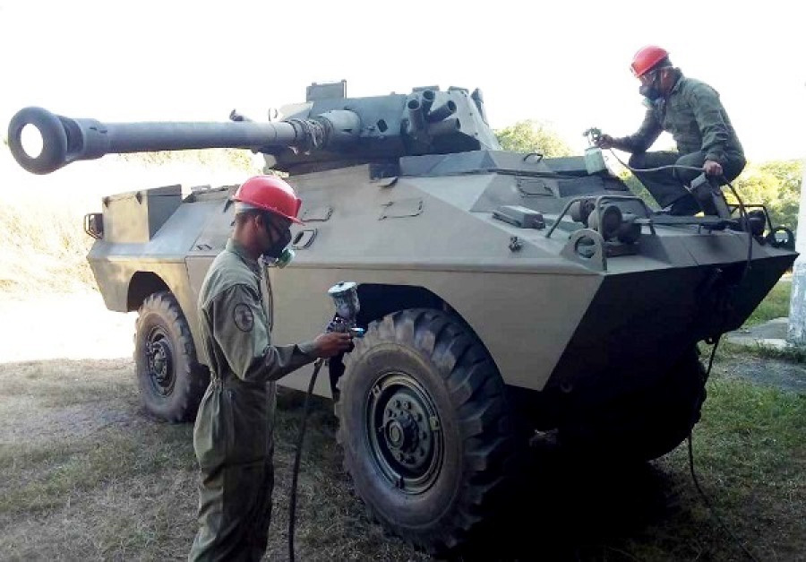Un Dragoon 300 LFV2 repotenciado recibiendo los toques finales. Foto: Ejército de Venezuela