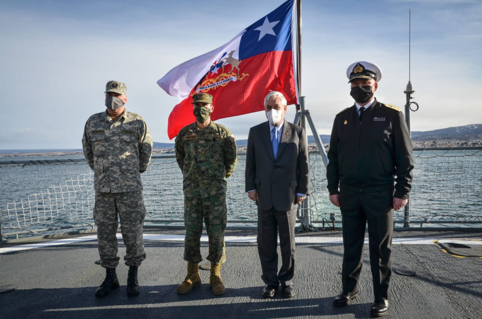 El mandatario junto a las máximas autoridades de las FFAA de la Región de Magallanes y Antártica Chilena. Foto: Víctor Silva