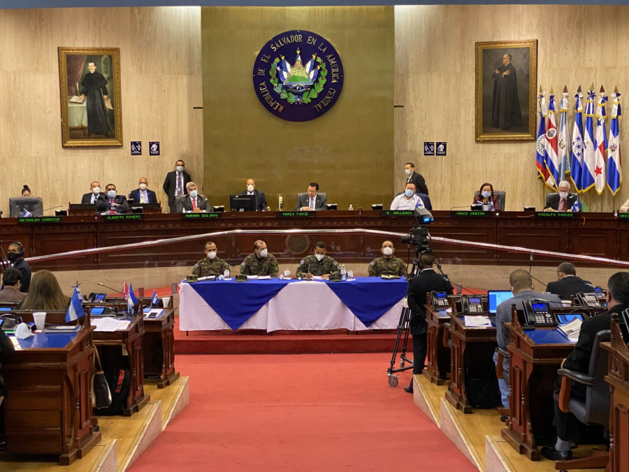 El ministro René Merino compareció ante el pleno del Congreso salvadoreño. Foto: Asamblea Legislativa de El Salvador.