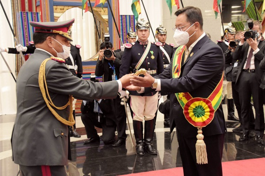 El presidente Arce recibiendo el bastón de mando de Capitán General de las FFAA. Foto: Agencia Boliviana de Información