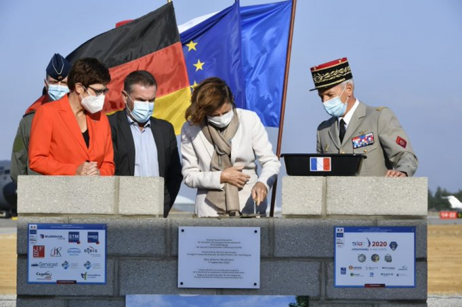 Las ministras de Defensa de Francia y Alemania en el acto de primera piedra del escuadrón de C-130J. Foto: Ministerio de Defensa de Francia