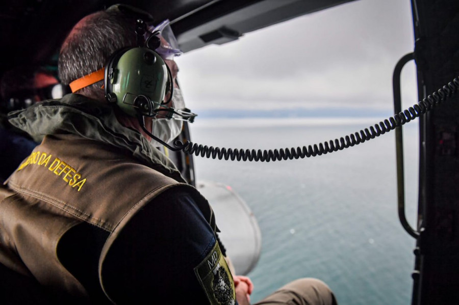 Azevedo acompanhou o treinamento embarcado em um UH-15 da Aviação Naval.