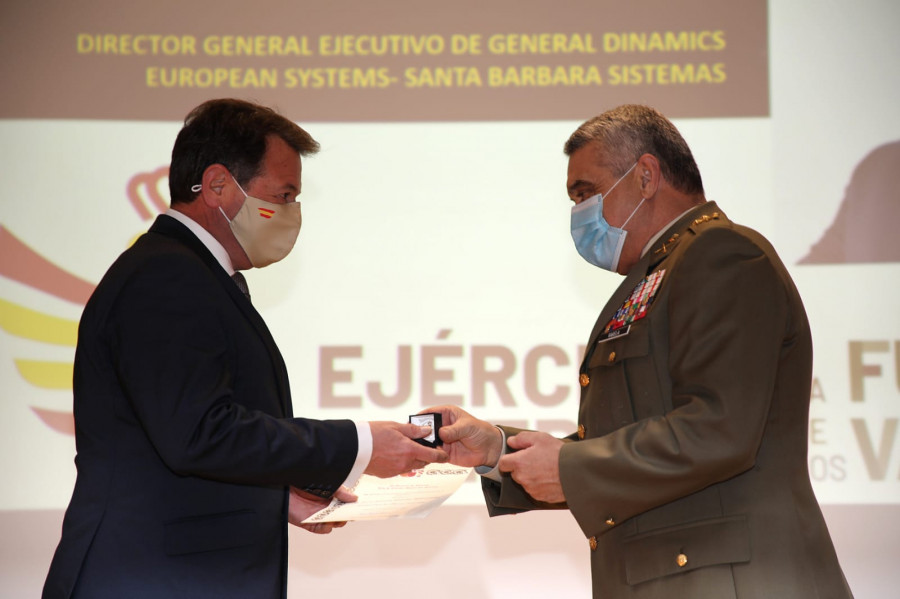 El JEME entrega la distinción de embajador al director general ejecutivo de SBS, Juan Escriña. Foto: Ejército de Tierra