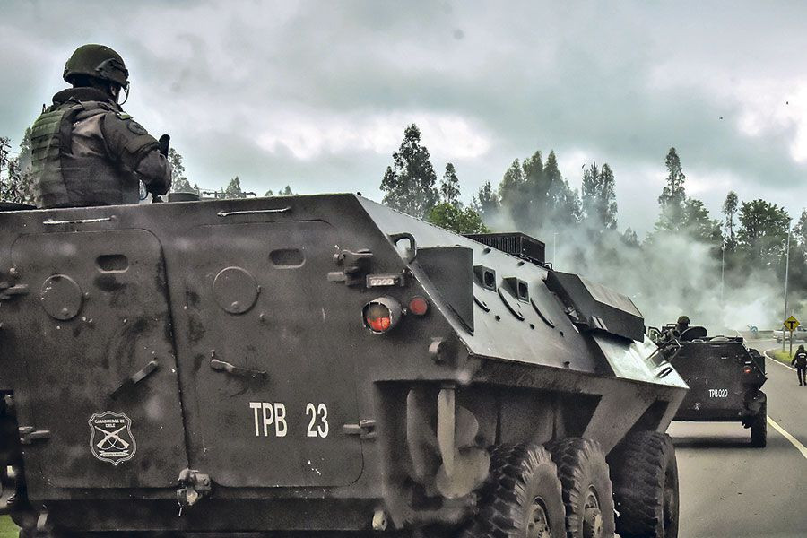 Transportes de Personal Blindados Mowag Famae Piraña 6x6 de Carabineros de Chile. Foto: La Tercera