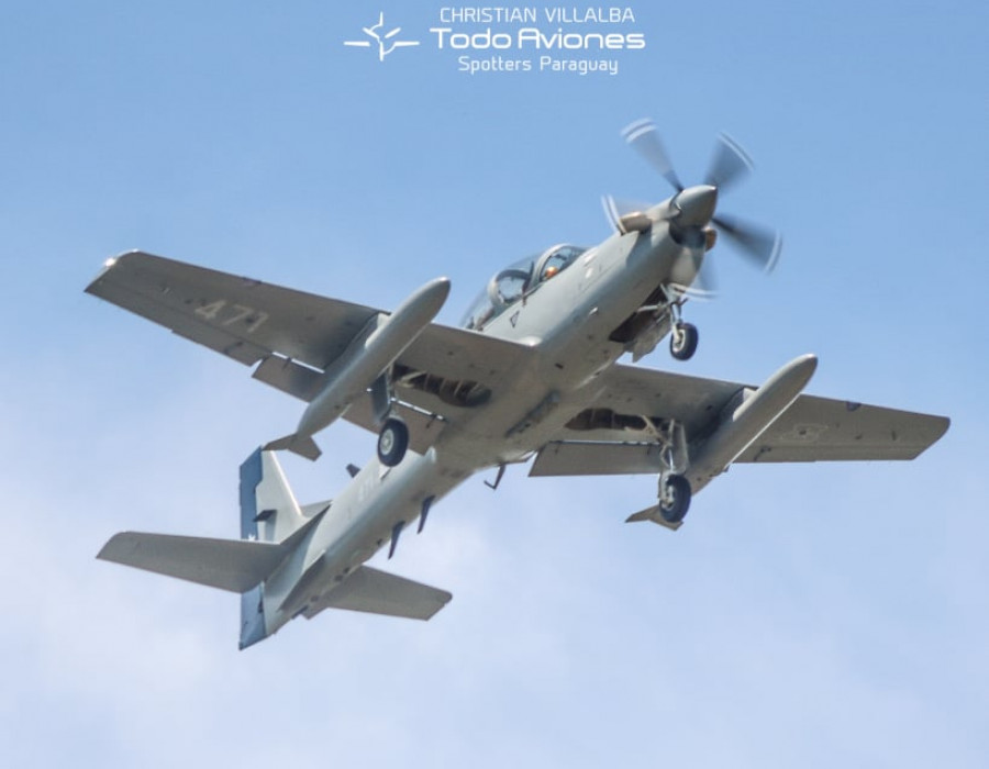 Unos de los Embraer A-29B Super Tucano aterrizando en el aeropueto Silvio Pettirossi de Paraguay. Foto: Christian Villalba-Todo Aviones