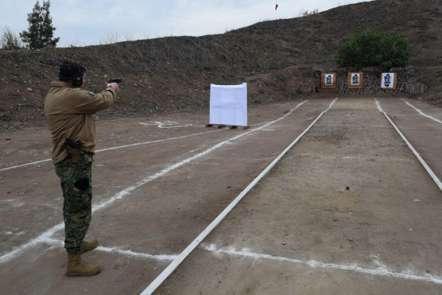 El general Martínez probó el arma en el polígono de tiro de Famae. Foto: Famae
