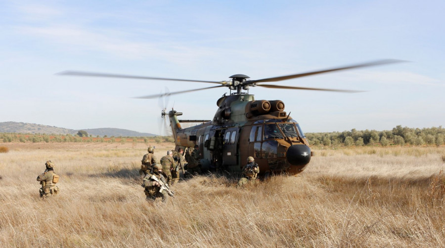 Rescate de tripulaciones con un helicóptero Cougar. Foto: B. CarrascoInfodefensa.com