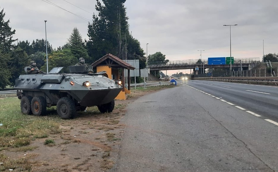 La institución vigila con carros Mowag Famae Piraña 6x6 distintos puntos de la Ruta 5 Sur. Foto: Carabineros de Chile