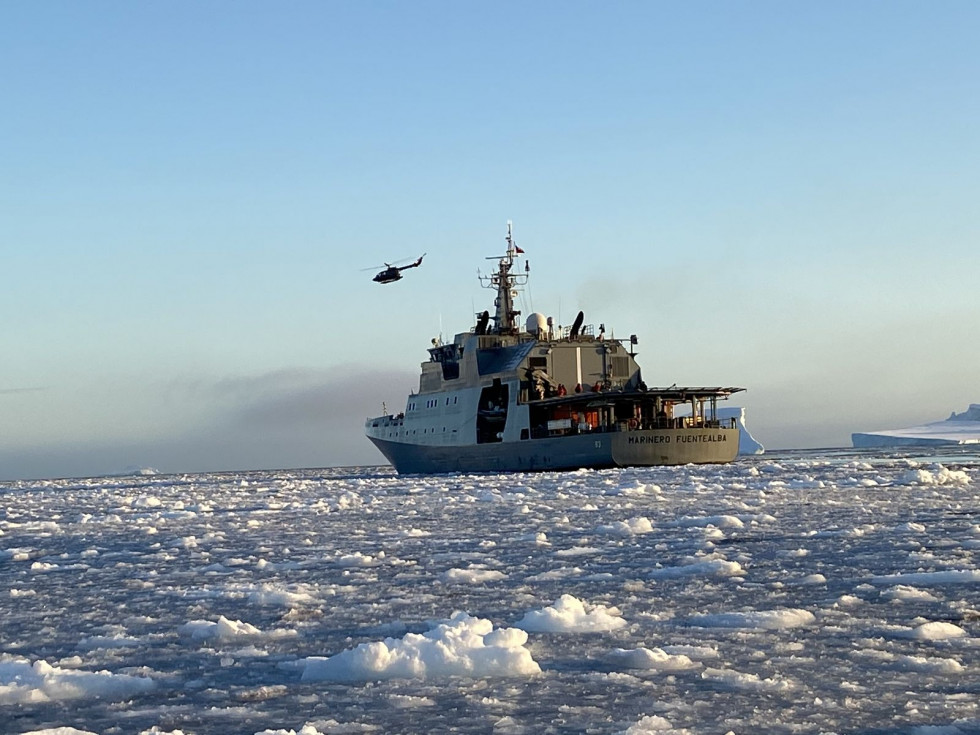 El OPV-83 Marinero Fuentealba empleó un helicóptero Bo-105 Bolkow para trasladas diversos bastimentos. Foto: Armada de Chile