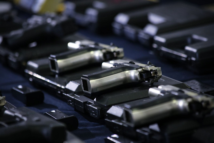 La PDI exhibió el armamento incautado en el que se encontraban varios tipos de pistolas. Foto: PDI