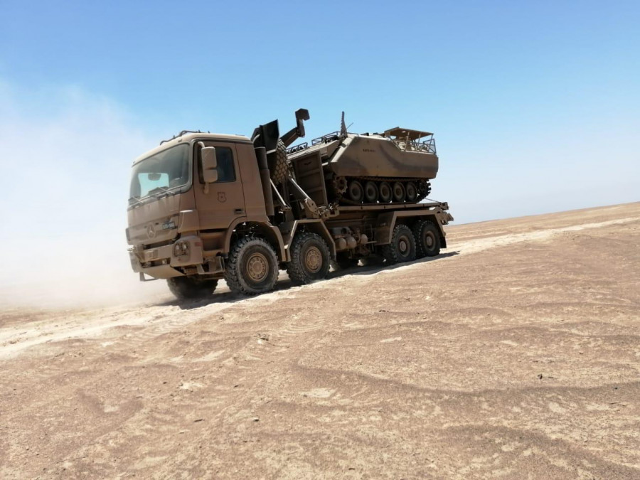 Camión Actros 3344 transportando un carro AIFV. Foto: Ejército de Chile