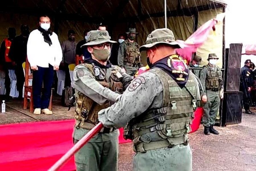 Entrega del estandarte al comandante del Destacamento de Comandos Rurales Nº 628. Foto: Guardia Nacional de Venezuela